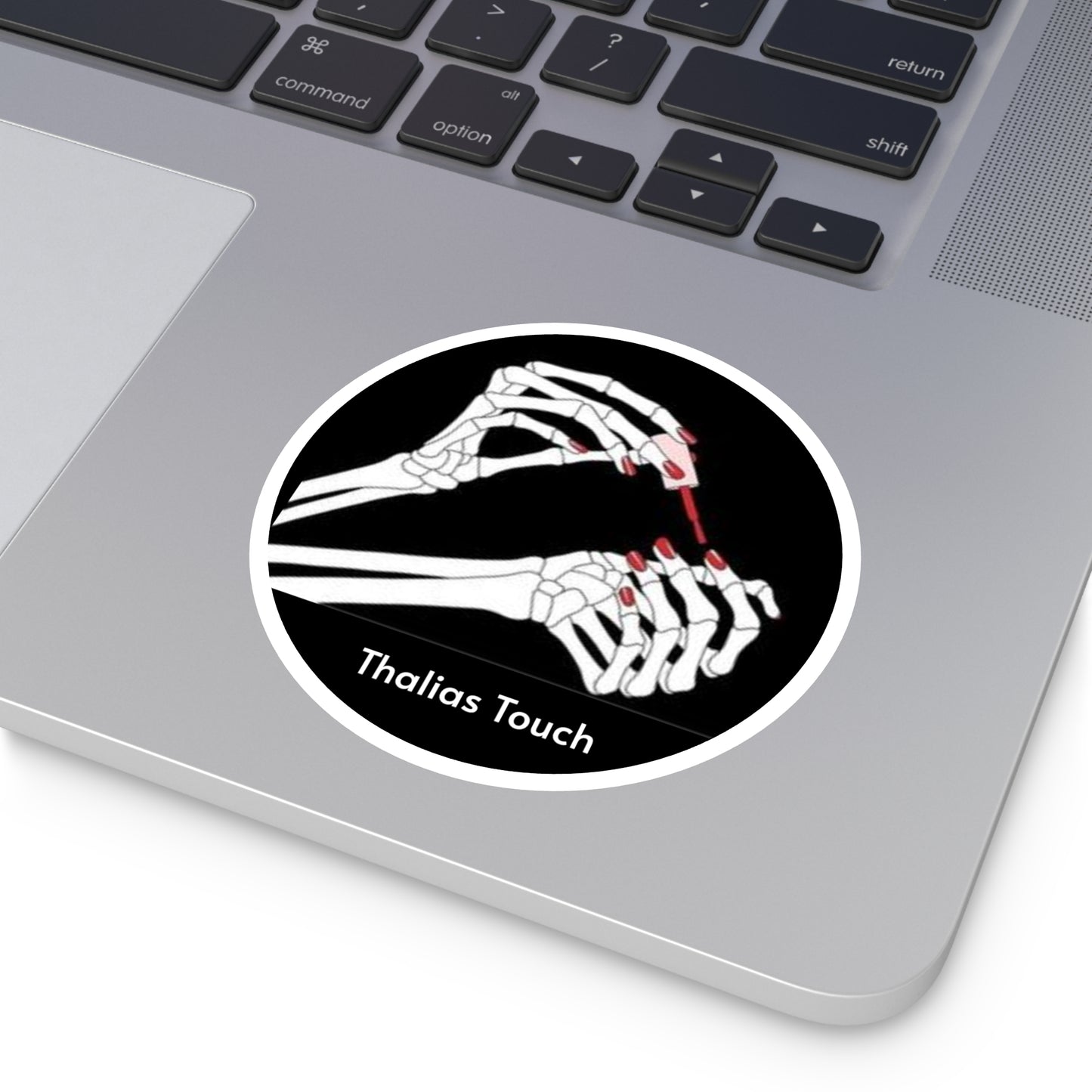 Sticker Redondo, Negro con esqueleto pintandose las uñas, Resistente al agua y rasguños