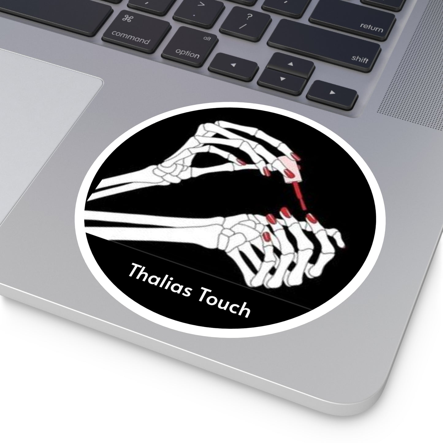 Sticker Redondo, Negro con esqueleto pintandose las uñas, Resistente al agua y rasguños