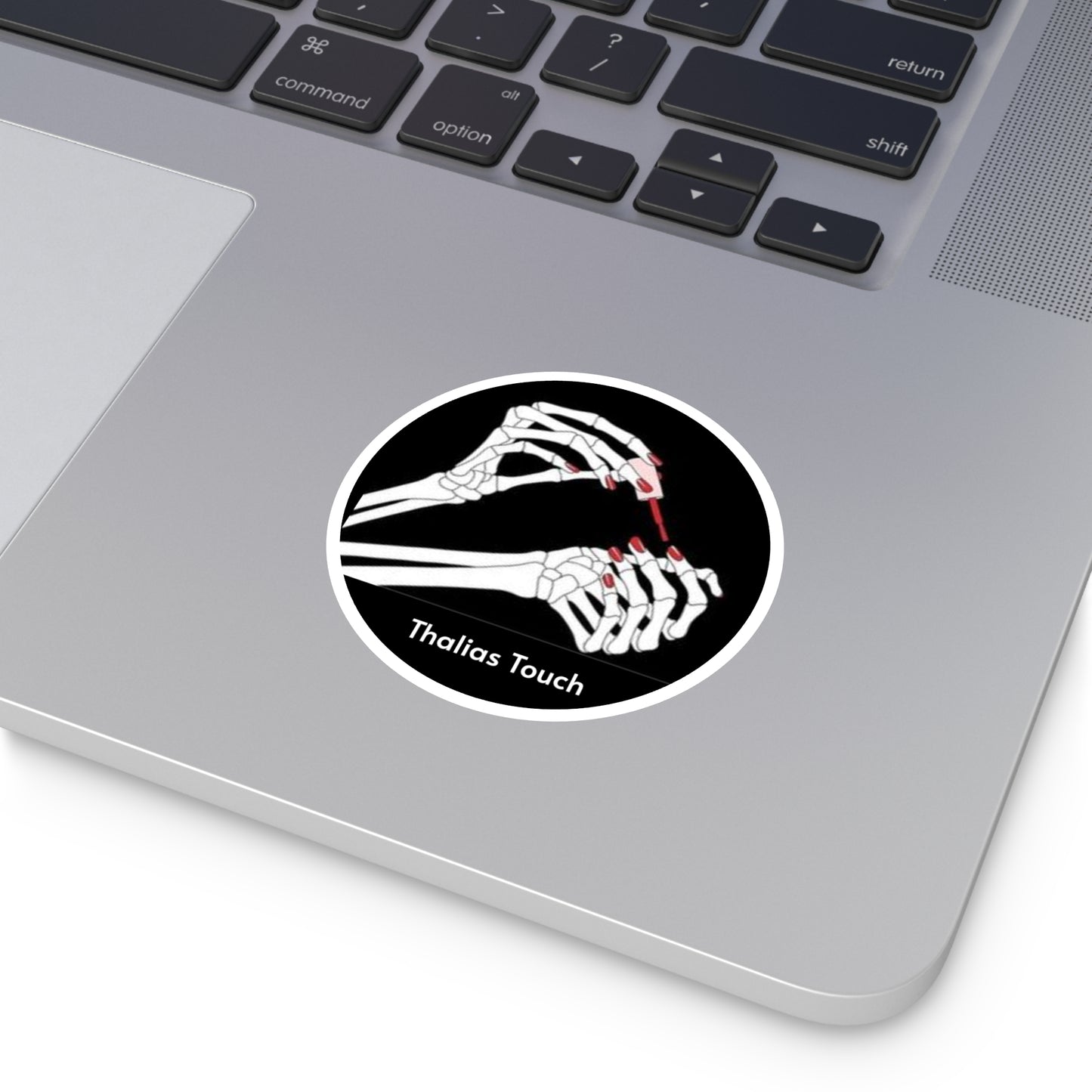 Sticker Redondo, Negro con esqueleto pintandose las uñas, Resistente al agua y rasguños